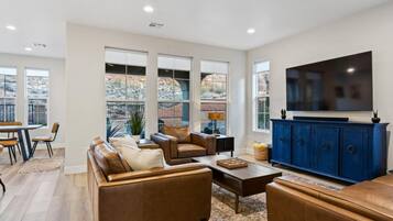 House, 5 Bedrooms | Living room