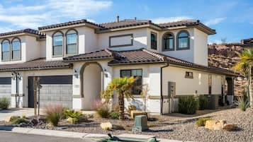 House, 5 Bedrooms | Exterior