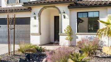 House, 5 Bedrooms | Exterior