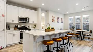 House, 5 Bedrooms | Private kitchen