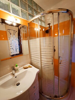 Apartment, 2 Schlafzimmer | Badezimmer