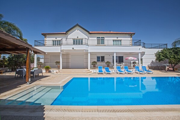 Outdoor pool - Papas Family Villa With Private Pool Wheelchair Accessible (Paralimni)