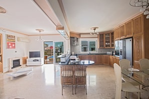 Vila, 5 quartos, acessível, piscina particular | Cozinha privada