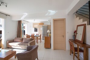 Villa, 2 chambres, piscine privée, vue jardin | Coin séjour