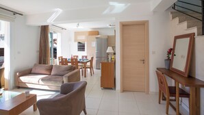 Una sala de estar moderna con un sofá, una mesa de centro y un comedor.