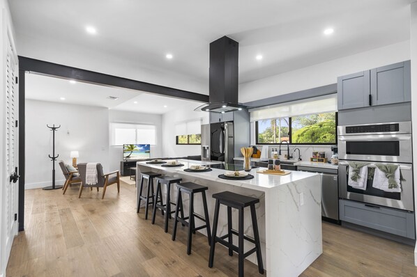 Fridge, microwave, oven, stovetop - 4 Bed Private Miami Home (Miami)