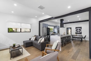 Smart TV - 4 Bed Private Miami Home (Miami)