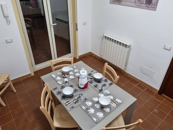Dortoir partagé, 1 chambre, fumeur, balcon | Restauration