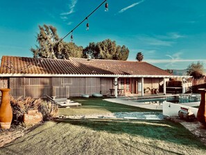 A house with a tiled roof, a swimming pool, and a patio area. - Love Casa Pool Fire Pit Close To Wineries (Temecula)