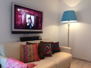 Apartment, 2 Bedrooms, Balcony, Garden View | Living room