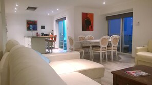 Appartement, 2 slaapkamers, balkon, uitzicht op tuin | Woonkamer