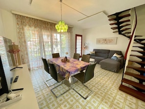 Villa, 3 Bedrooms, Balcony, Garden View | Dining room