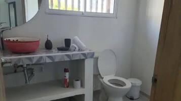Kamar, 1 kamar tidur, balkon, pemandangan kebun | Kamar mandi