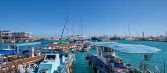 Sanders Crystal 1 - Delightful 2-bdr Apt With Shared Pool