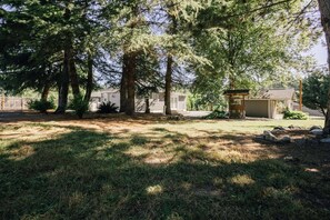 Property grounds - The Cottage House (Arlington)