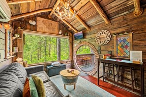 TV - Hobbit-Inspired Tiny House Near Top Attractions! (Sevierville)