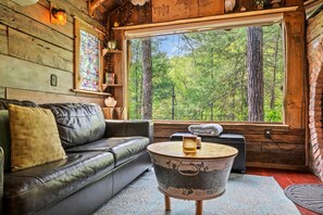 TV - Hobbit-Inspired Tiny House Near Top Attractions! (Sevierville)