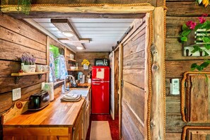 Kühlschrank, Mikrowelle, Herdplatte, Wasserkocher mit Kaffee-/Teezubehör