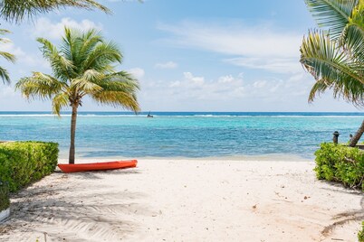 Incredible Beach Front Villa with a Pool & Shipwreck Snorkeling!