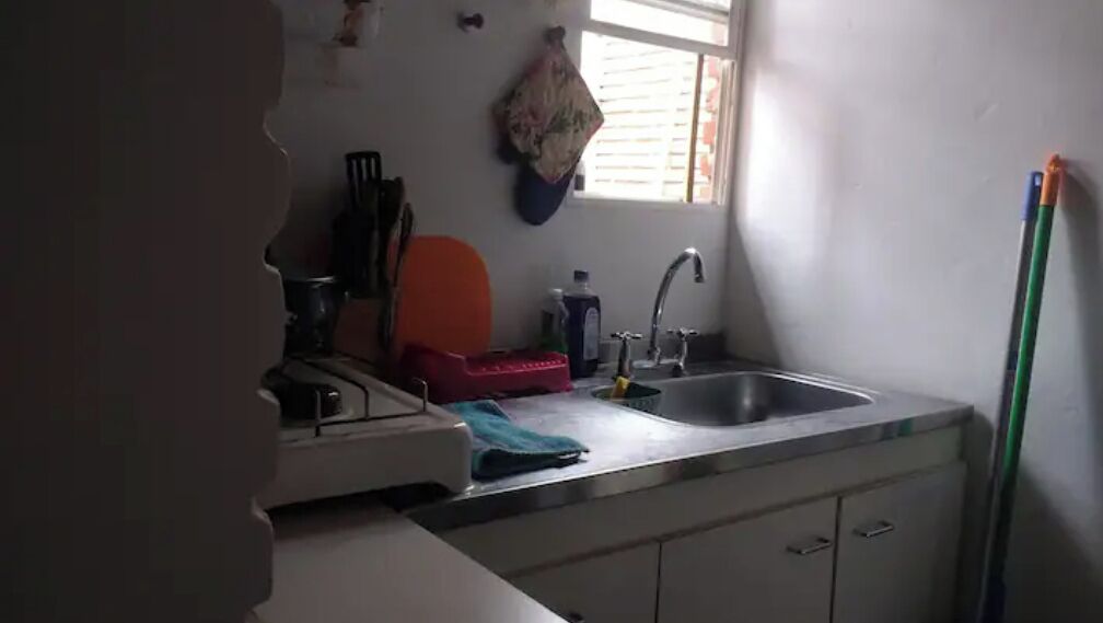 Réfrigérateur, micro-ondes, plaque de cuisson, bouilloire électrique