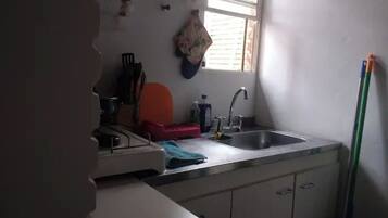 Réfrigérateur, micro-ondes, plaque de cuisson, bouilloire électrique