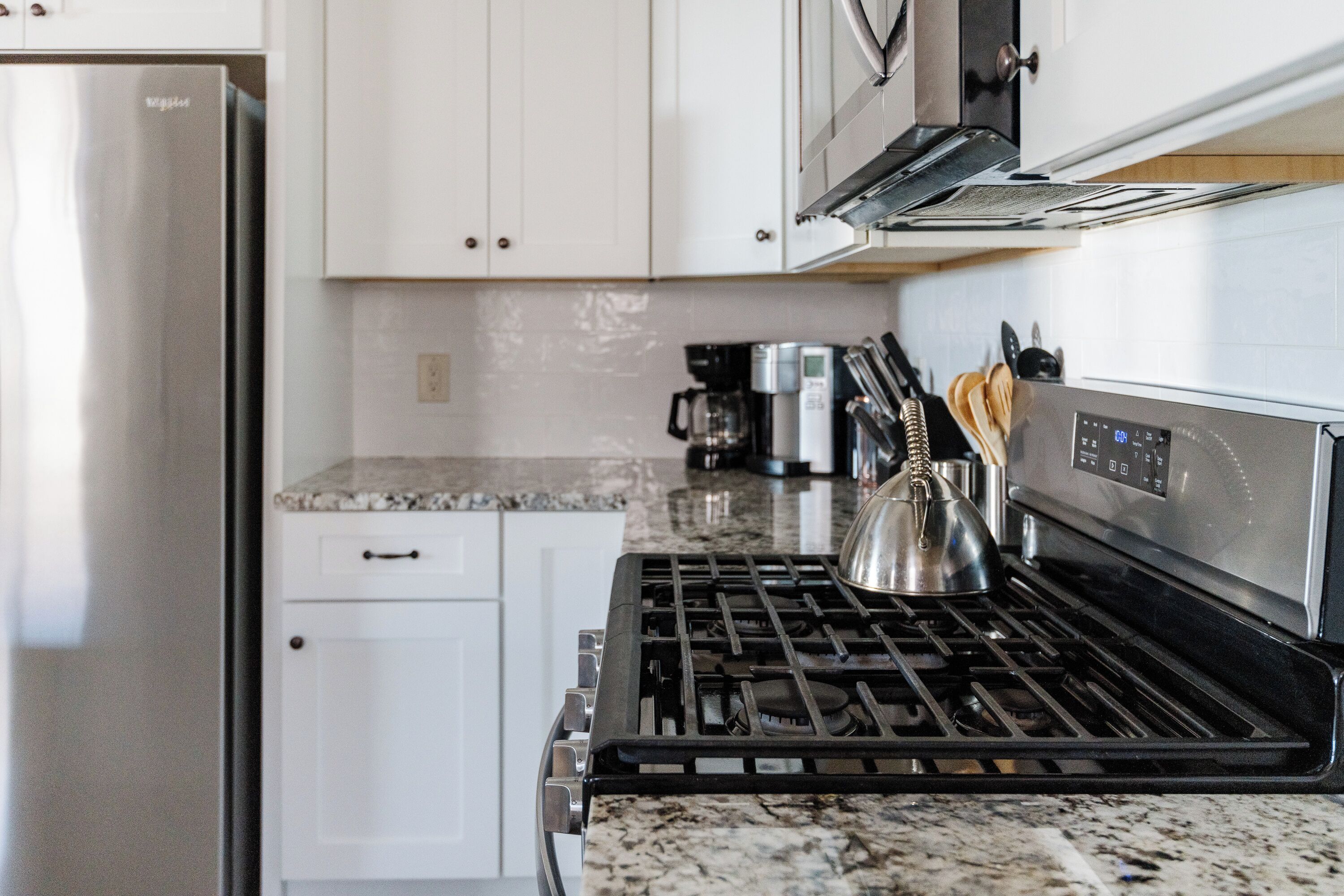 Kjøleskap, mikrobølgeovn, ovn og kokeplater