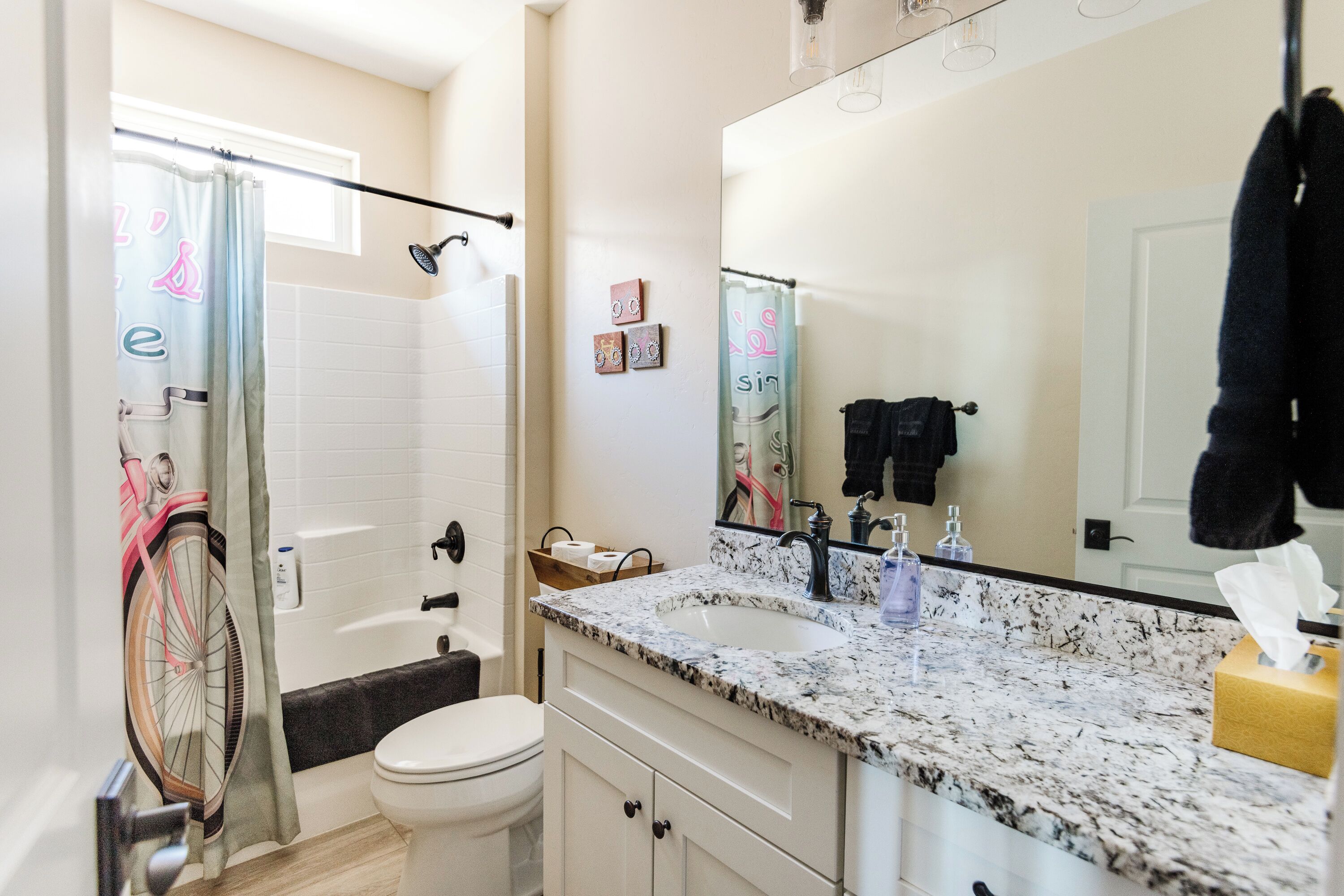 Ensemble douche/baignoire, sèche-cheveux, serviettes fournies, savon