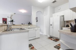 Kjøleskap, ovn og kokeplater