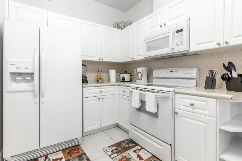 Réfrigérateur, four, plaque de cuisson