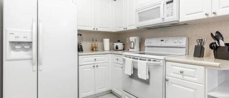 Réfrigérateur, four, plaque de cuisson