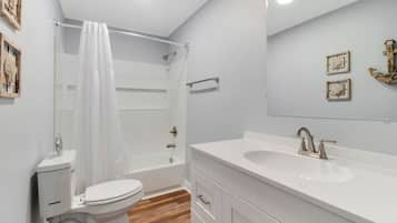 Bañera con ducha, artículos de tocador gratuitos, toallas, jabón