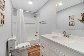 Ensemble baignoire-douche, articles de toilette (gratuits)