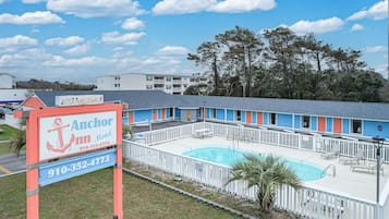 季节性开放的室外游泳池