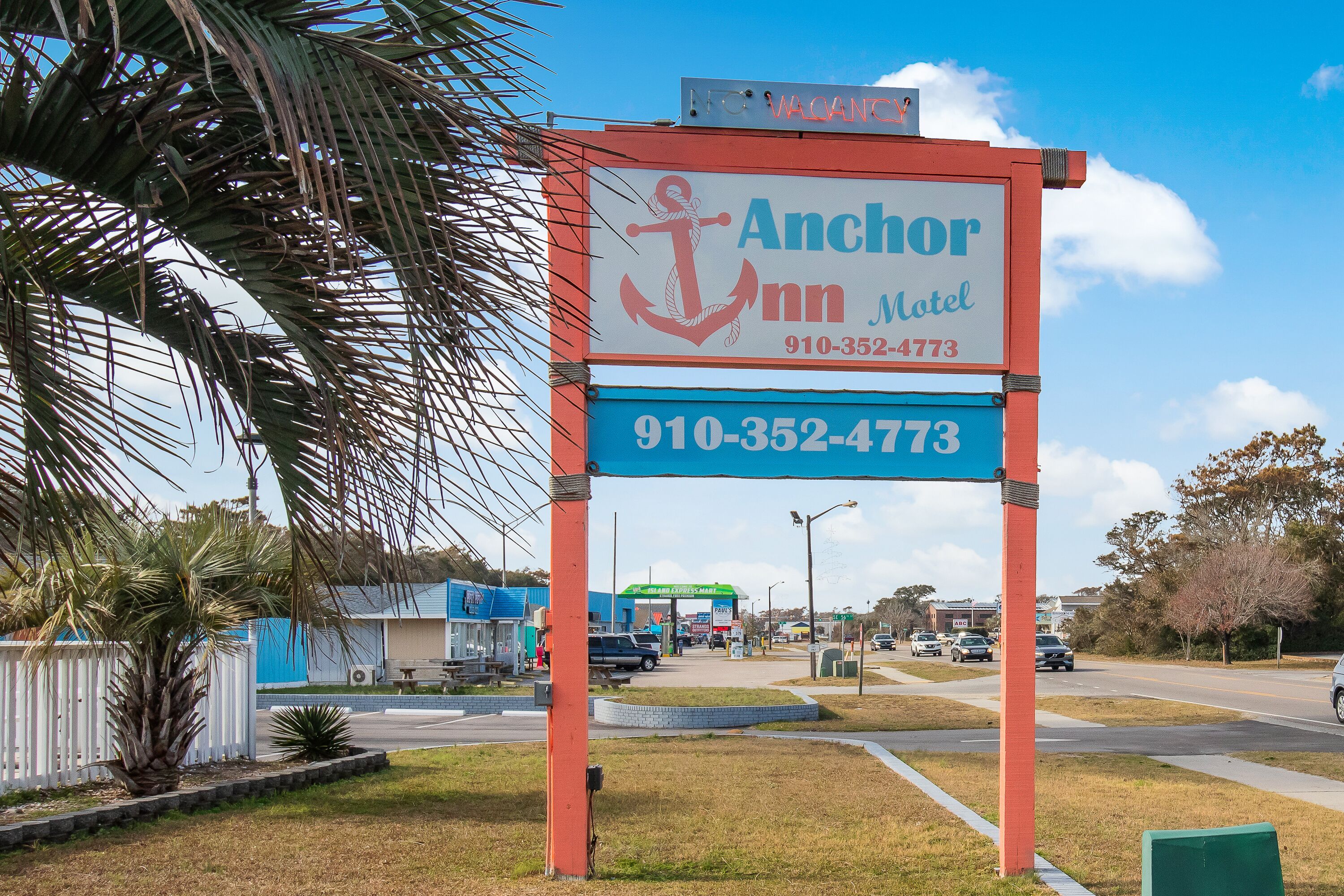 Señal de motel con el nombre 'Anchor Inn' y un número de teléfono.