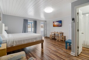 Espacio para trabajar con laptop, wifi gratis y ropa de cama 