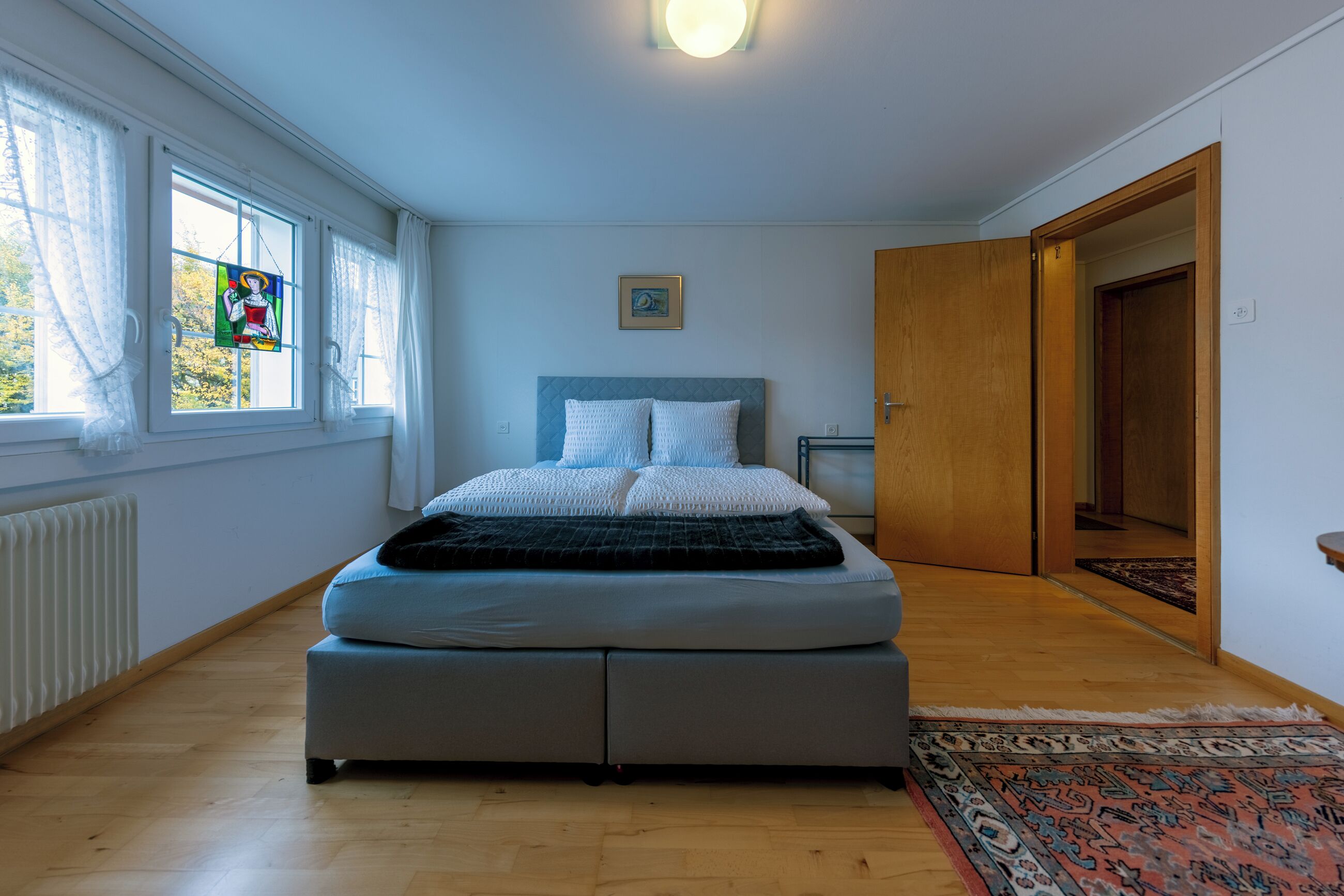 3 sovrum, skrivbord, strykjärn/strykbräda och resesäng