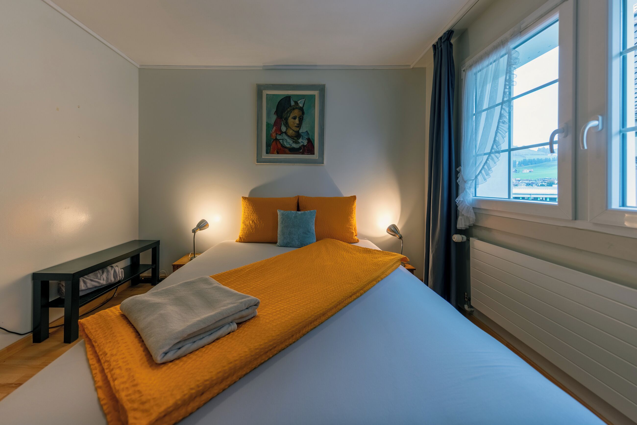 3 chambres, bureau, fer et planche à repasser, lit parapluie