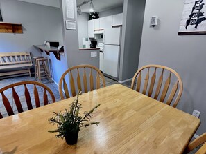 Dining - Three-Bedroom Apartment 116 - Loft - Private Entrance - Self Check In-Railside (Canmore)