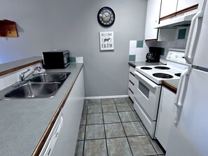 Fridge, microwave, dishwasher, coffee/tea maker - Three-Bedroom Apartment 116 - Loft - Private Entrance - Self Check In-Railside (Canmore)