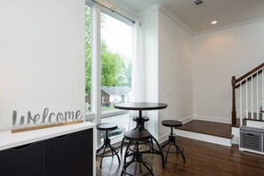 Dining - 5 minutes to Downtown and Titans Stadium! Family-sized condo with plenty of room (Nashville)