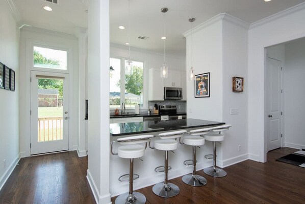 Microondas, parrilla de estufa, lavavajillas y tostadora 