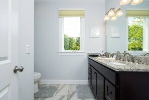 Bathtub, hair dryer, towels, soap - 5 minutes to Downtown and Titans Stadium! Family-sized condo with plenty of room (Nashville)