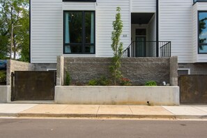 Exterior - 5 minutes to Downtown and Titans Stadium! Family-sized condo with plenty of room (Nashville)