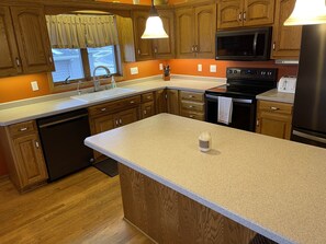 Een koelkast, een microgolfoven, een oven, een kookplaat