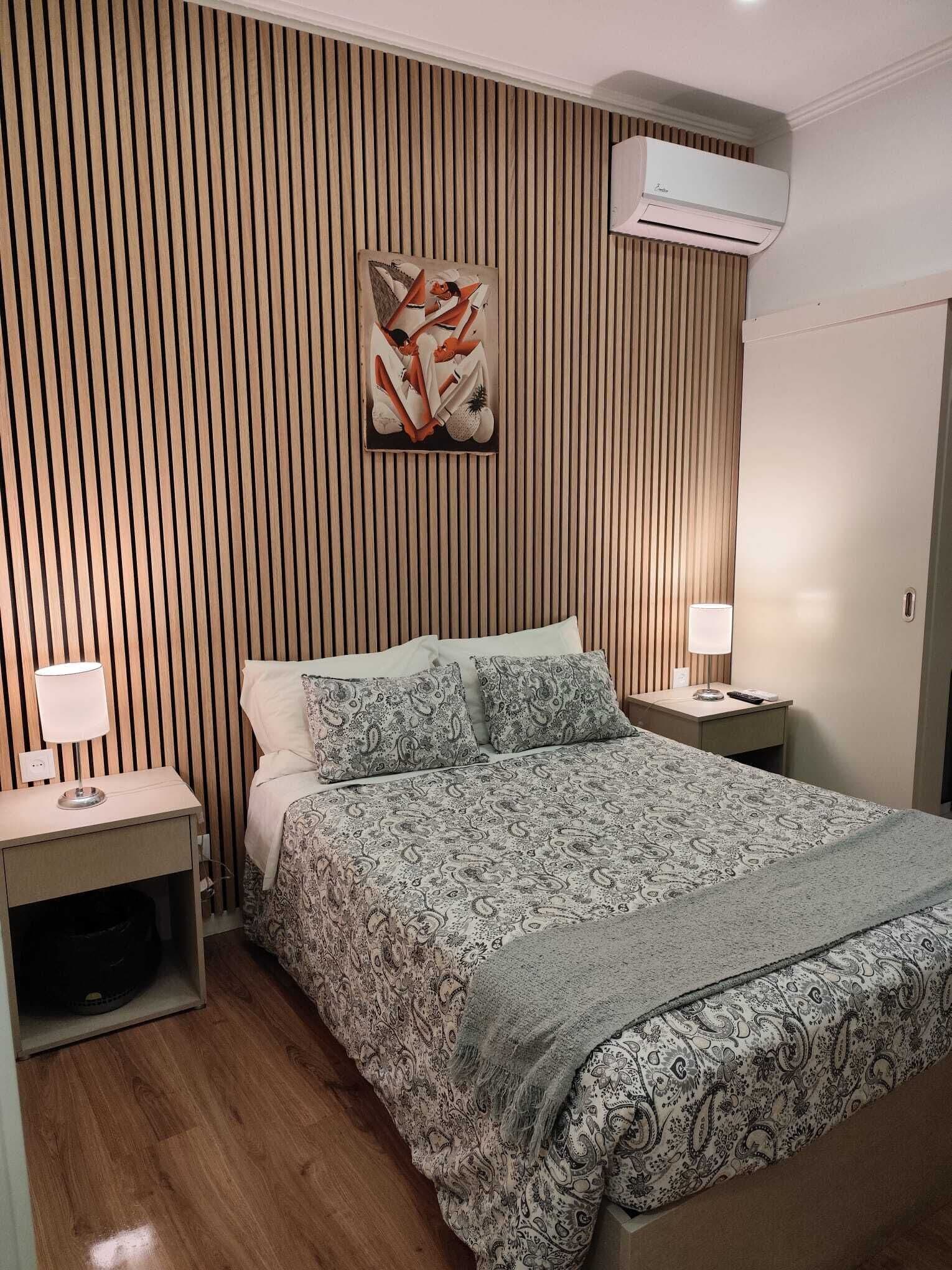 Basic Room, interior window | Safe på rommet, wi-fi (inkludert) og sengetøy