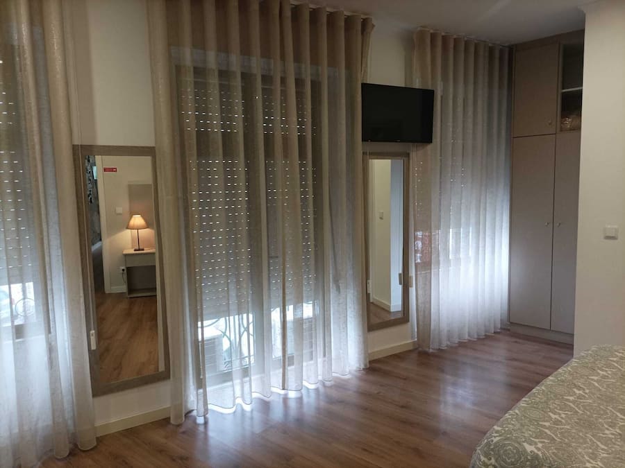 Caja de seguridad en la habitación, wifi gratis y ropa de cama