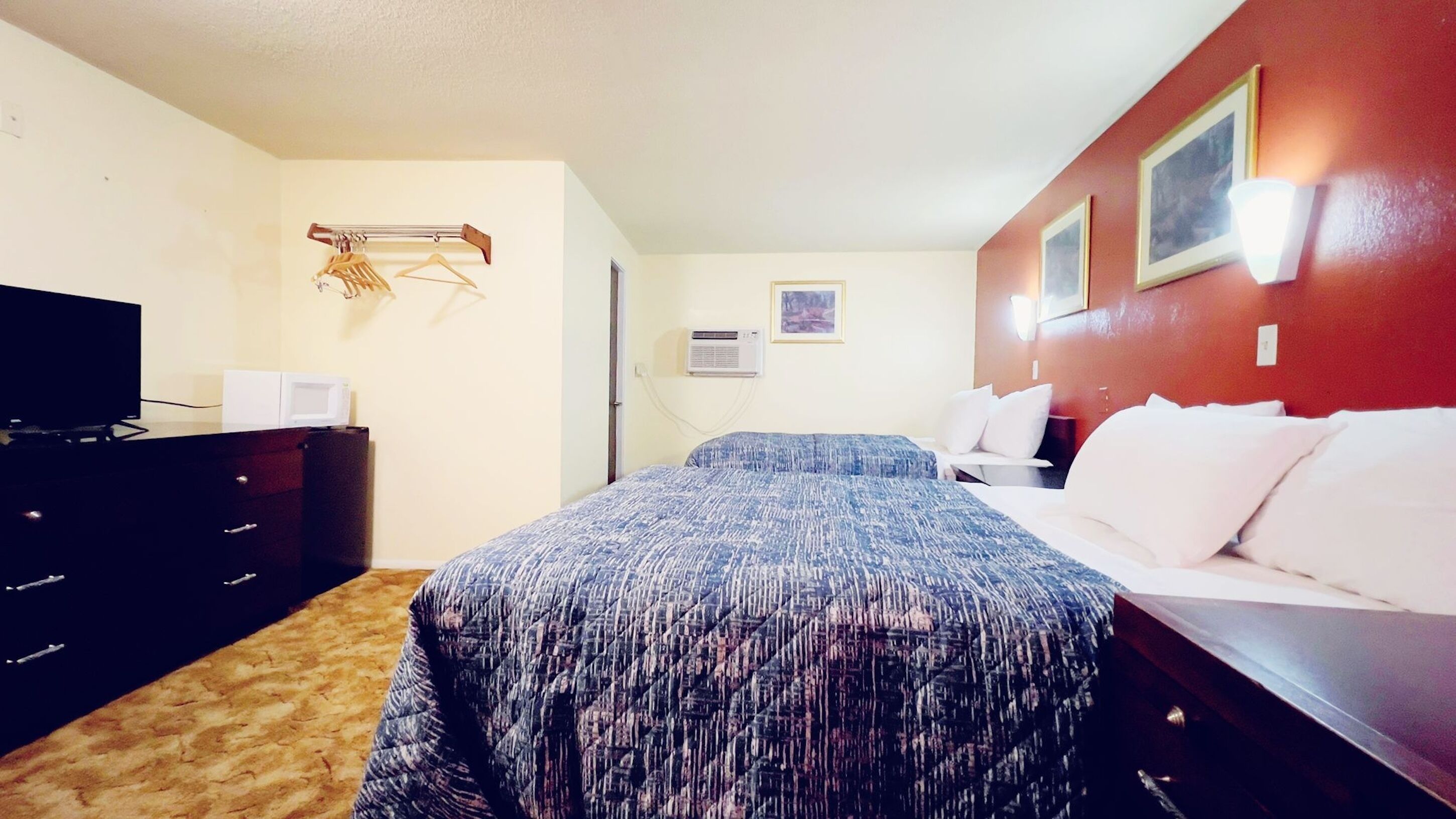 Habitación básica doble | Ropa de cama de alta calidad, edredón y camas con pillow-top 