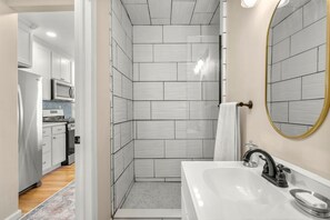 Dusche, Handtücher, Seife, Toilettenpapier