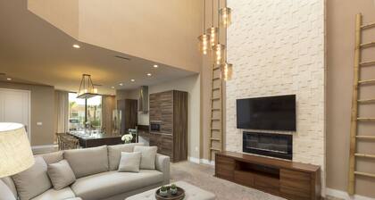 Disney Area! 4 B/R Spacious Townhouse, Free Parking, Wi-Fi Shared Pool