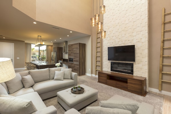 Smart TV - Boutique Style Home Near Disney, Parking & Wi-Fi, Heated Pool (Kissimmee)